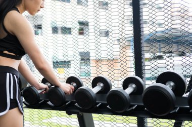 genç kadın fitness merkezinde egzersiz yürütmek. kadın atlet l