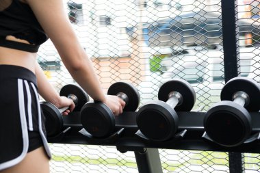 genç kadın fitness merkezinde egzersiz yürütmek. kadın atlet l