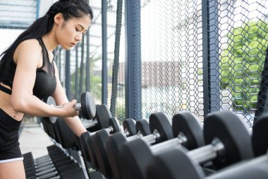 genç kadın fitness merkezinde egzersiz yürütmek. kadın atlet l