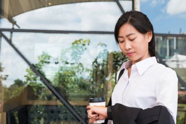 işkadını kahve tutarak ve ona bakarak acele