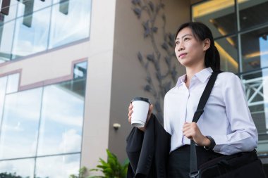 kahve ofis binası dışında tutan işkadını. güzel 