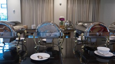 Otel lüks restoranda bizim için kapalı catering yemek büfesi