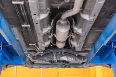 bir araba garajında iniş takımı. araç bakım otomatik