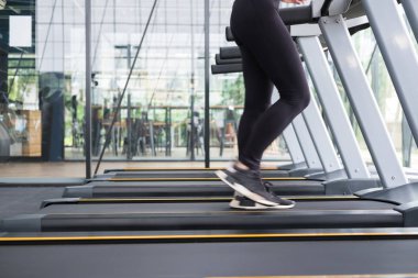 genç kadın fitness merkezinde egzersiz yürütmek. kadın atlet w