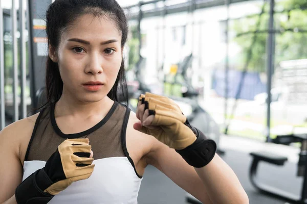 genç kadın fitness Center'da mücadele duruş poz. Erkek