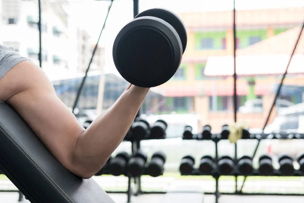 Hombre levantar mancuerna en el gimnasio. culturista masculino haciendo ejercicio en fitnes —  Fotos de Stock