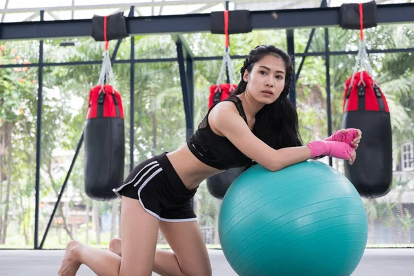 Młoda kobieta wykonywanie ćwiczeń w centrum fitness. lekkoatletka p — Zdjęcie stockowe