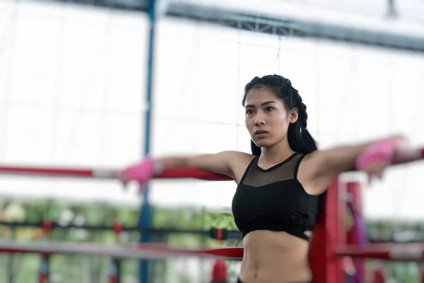 Jovem se preparar para o exercício no centro de fitness. boxeador feminino — Fotografia de Stock