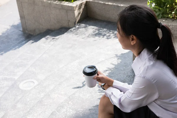 Mujer de negocios sosteniendo café fuera del edificio de oficinas. hermosa — Foto de Stock