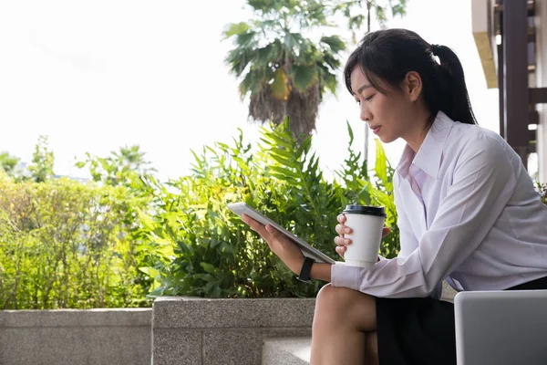 Επιχειρηματίας κρατώντας ψηφιακή δισκίο & καφέ έξω από το γραφείο bui — Φωτογραφία Αρχείου