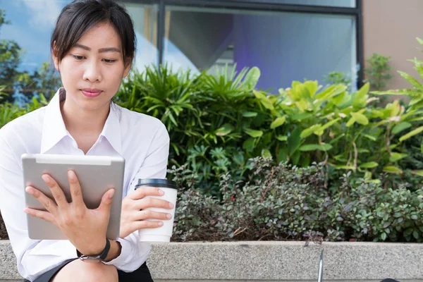 Dijital tablet ve kahve office bui dışında tutan işkadını