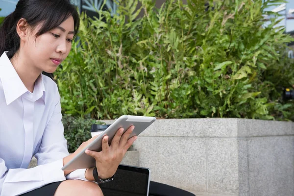 Dijital tablet ve kahve office bui dışında tutan işkadını