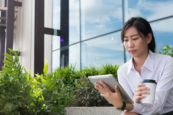 Dijital tablet ve kahve office bui dışında tutan işkadını