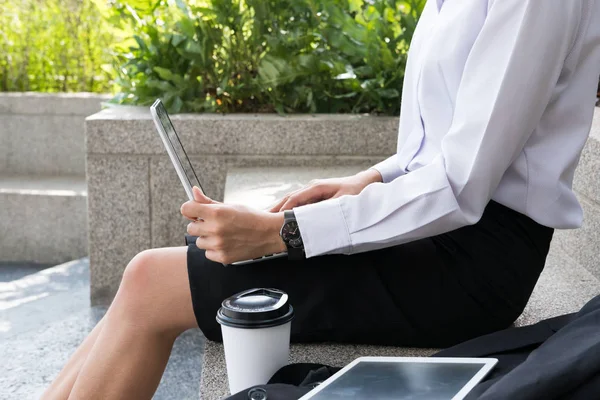 Επιχειρηματίας με laptop κάθεται έξω από κτίριο γραφείων. Νέοι — Φωτογραφία Αρχείου
