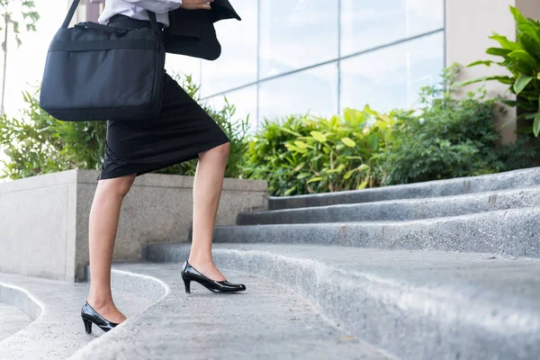 Pies y pierna de mujer de negocios con zapatos negros de tacón alto goin — Foto de Stock