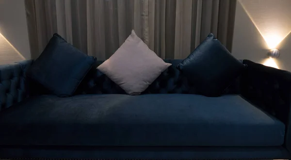 在豪华的客厅里蓝色的天鹅绒沙发 — 图库照片