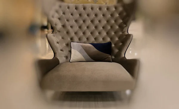 豪华酒店度假村的棕色天鹅绒扶手椅 — 图库照片
