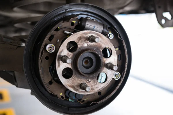 Suspensión del coche y cojinete del cubo de rueda en el mantenimiento del servicio automáticoc —  Fotos de Stock