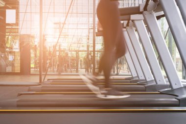 genç kadın fitness merkezinde egzersiz yürütmek. kadın atlet w