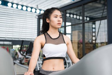 genç kadın fitness merkezinde egzersiz yürütmek. kadın atlet w