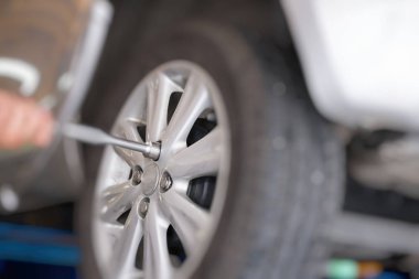 Otomatik mekanik değişen araba tekerleği tamir dükkanı. asker çit kuşu