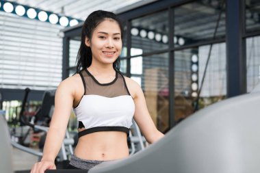 genç kadın fitness merkezinde egzersiz yürütmek. kadın atlet w