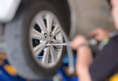 Otomatik mekanik değişen araba tekerleği tamir dükkanı. asker çit kuşu