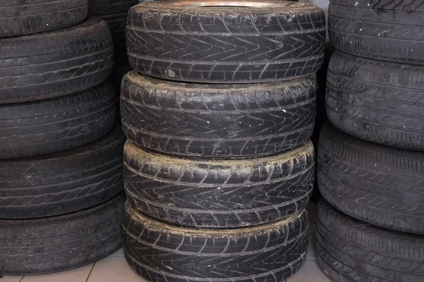 Pila de rueda de coche en el garaje. neumático del vehículo en servicio de reparación de automóviles — Foto de Stock