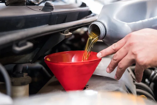 mekanik motor araç için yağ boşaltma. asker Moto değiştirme