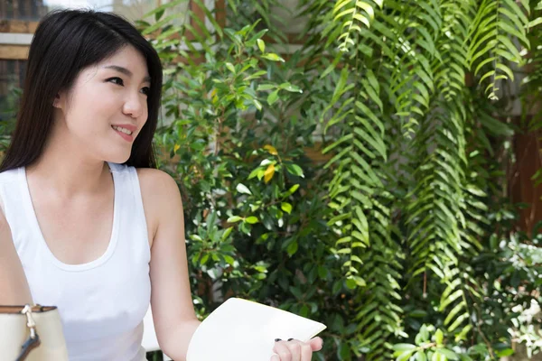 Aziatische vrouw zit op terras. jonge vrouwelijke volwassene met natuurlijke — Stockfoto