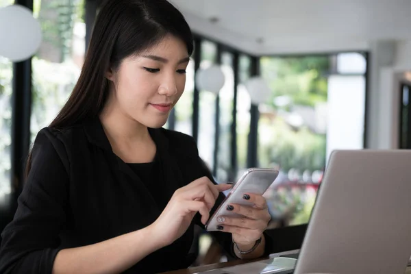 Бізнес-леді використовують мобільний телефон на робочому місці. молода жінка смс — стокове фото