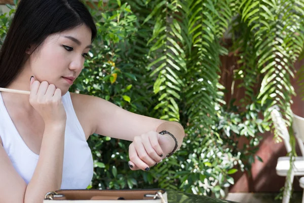 Aziatische vrouw zit op terras. jonge vrouwelijke volwassene met natuurlijke — Stockfoto