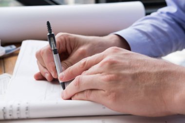 Mimar el çizim pusula inşaat p üzerinde çalışan tutarak