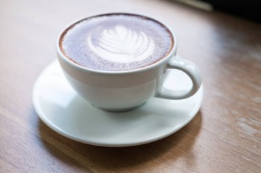sıcak çikolata meşrubatının yaprak latte sanat ile. ahşap üzerine kakao içecek 