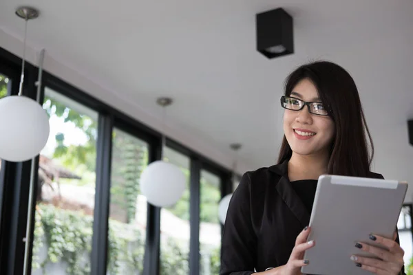 Επιχειρηματίας χρησιμοποιούν tablet στο χώρο εργασίας. νεαρή γυναίκα που εργάζεται για να — Φωτογραφία Αρχείου