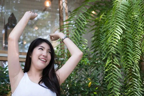 Aziatische vrouw zit op terras. jonge vrouwelijke volwassene met natuurlijke — Stockfoto