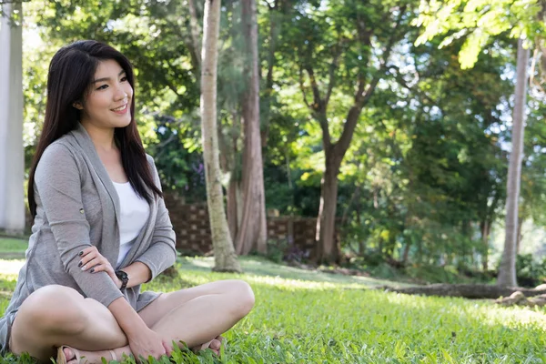 Mujer asiática retrato. joven hembra adulta con maquillaje natural re — Foto de Stock