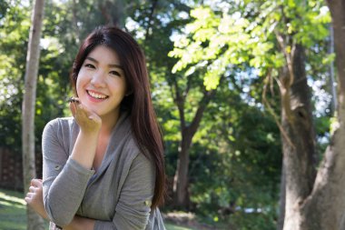 Asyalı kadın portre. genç kadın yetişkin doğal makyaj ile