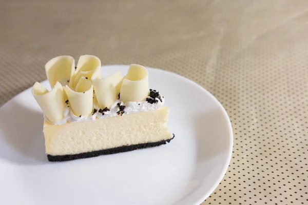 Delicious white chocolate cake. tasty dessert on white plate. ho — Stock Photo, Image