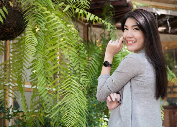 Asiatique femme pose à l'extérieur café. jeune femme adulte avec natura — Photo