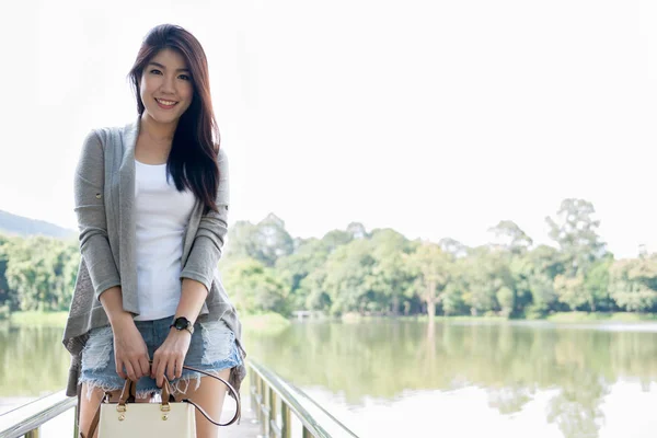 Mujer asiática retrato. joven hembra adulta con maquillaje natural re — Foto de Stock