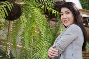 Asyalı kadın poz açık kafe. natura olan genç kadın Yetişkin