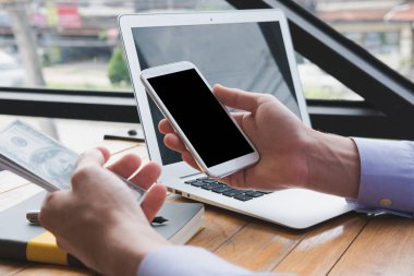 kredi kartı ve akıllı telefon ofiste holding iş adamı. adam pur