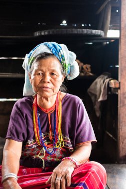 Yaşlı kadından kimliği belirsiz: Karen etnik tepe kabile azınlık w