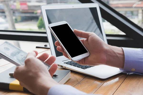 kredi kartı ve akıllı telefon ofiste holding iş adamı. adam pur