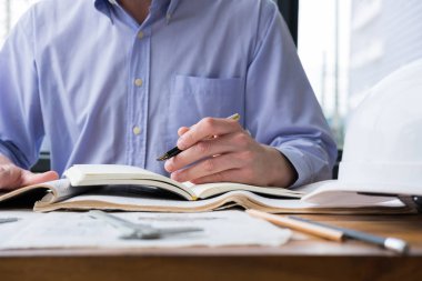 İnşaat plan ofiste çalışan mimar. mühendis inspe