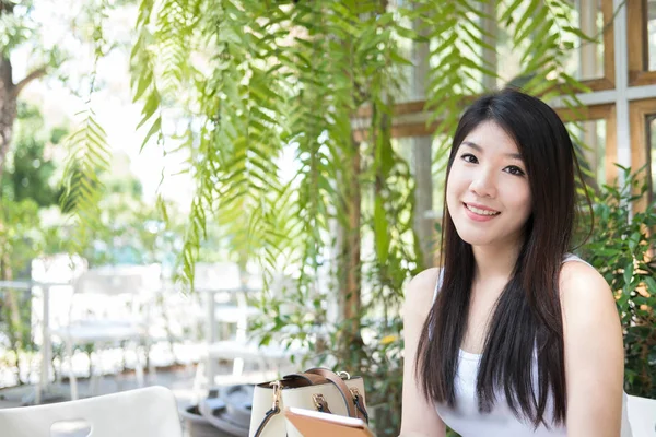 Asyalı kadın açık café'de otur. genç kadın yetişkin tutun dijital — Stok fotoğraf