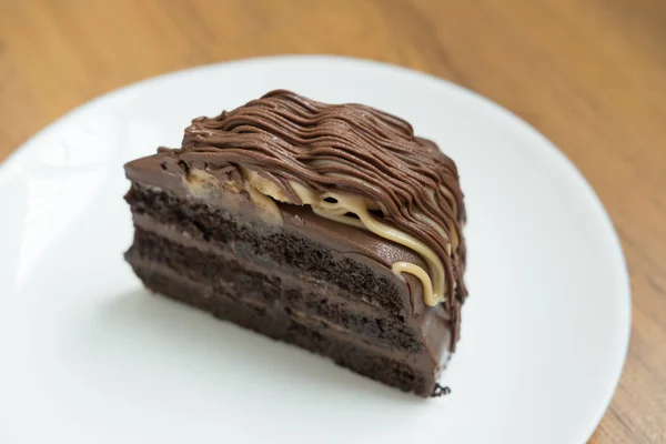 Banane Karamell Schokoladenkuchen. leckeres Dessert auf Weiß — Stockfoto