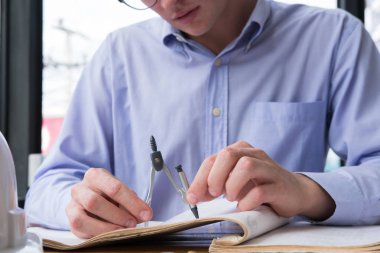 Mimar el çizim pusula inşaat p üzerinde çalışan tutarak