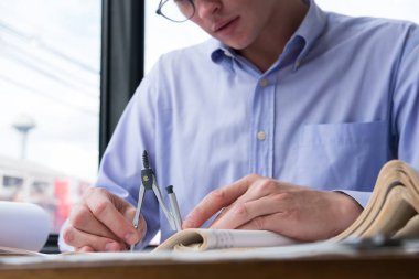 Mimar el çizim pusula inşaat p üzerinde çalışan tutarak